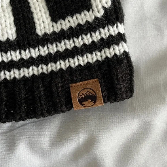 NWT Wind River Heritage Canada Knit Beanie Hat Black White - Picture 3 of 5